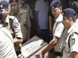 एमपी IT छापेमारी: 281 Cr. के रैकेट का पर्दाफाश, 'दिल्ली की एक बड़ी पार्टी' के हेडक्वार्टर तक पहुंचे 20 करोड़ एमपी IT छापेमारी: 281 Cr. के रैकेट का पर्दाफाश, 'दिल्ली की एक बड़ी पार्टी' के हेडक्वार्टर तक पहुंचे 20 करोड़