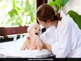 नवजात शिशु के बाल अगर इस ट्रिक से धोएंगी तो नहीं होगी एलर्जी, बच्चा भी खूब करेगा एंजॉय नवजात शिशु के बाल अगर इस ट्रिक से धोएंगी तो नहीं होगी एलर्जी, बच्चा भी खूब करेगा एंजॉय