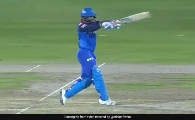 IPL 2019: ऋषभ पंत के छक्के देख हैरान रह गए सौरव गांगुली, ऐसे उठा लिया गोदी में... देखें VIDEO