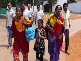 इस महिला ने 157 मामलों में 4380 दिन जेल में काटे, दोष साबित न होने के कारण हुई रिहा, देखें- VIDEO इस महिला ने 157 मामलों में 4380 दिन जेल में काटे, दोष साबित न होने के कारण हुई रिहा, देखें- VIDEO