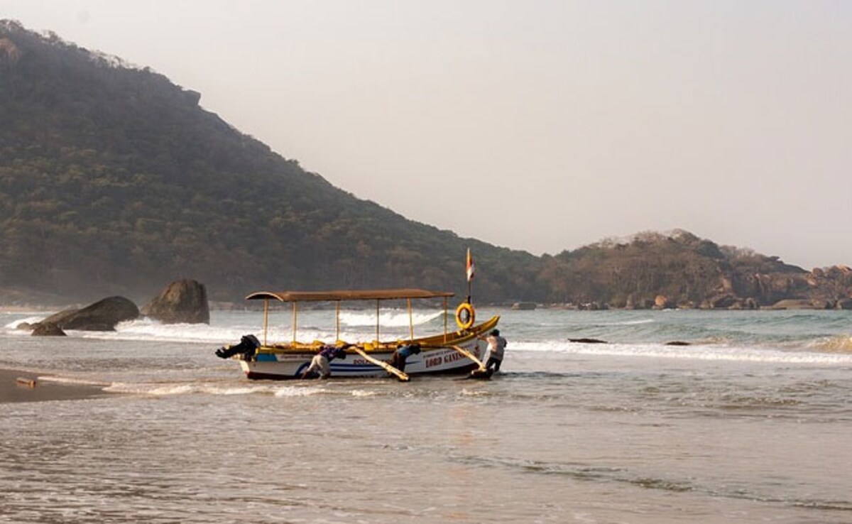 गुजरात : नौका से 60 करोड़ रुपये मूल्य की 173 किलोग्राम हशीश जब्त, पांच गिरफ्तार