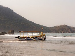 गुजरात : नौका से 60 करोड़ रुपये मूल्य की 173 किलोग्राम हशीश जब्त, पांच गिरफ्तार गुजरात : नौका से 60 करोड़ रुपये मूल्य की 173 किलोग्राम हशीश जब्त, पांच गिरफ्तार