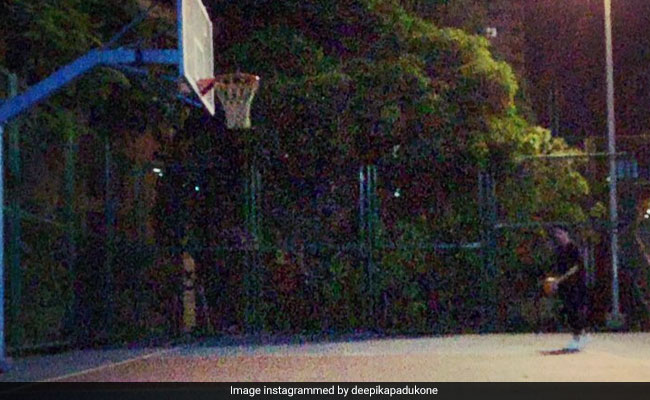 दीपिका पादुकोण ने इस अंदाज में बास्केट में डाली बॉल, बार-बार देखना चाहेंगे Video