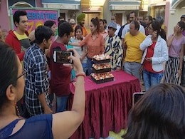 Taarak Mehta Ka Ooltah Chashmah ने पूरे किए 2700 एपिसोड, कलाकारों ने केक काटकर मनाया जश्न Taarak Mehta Ka Ooltah Chashmah ने पूरे किए 2700 एपिसोड, कलाकारों ने केक काटकर मनाया जश्न