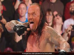 WWE में फिर लौटा 'मौत का सौदागर' Undertaker, अंधेरे में आकर ऐसे की धुनाई, देखें VIDEO WWE में फिर लौटा 'मौत का सौदागर' Undertaker, अंधेरे में आकर ऐसे की धुनाई, देखें VIDEO