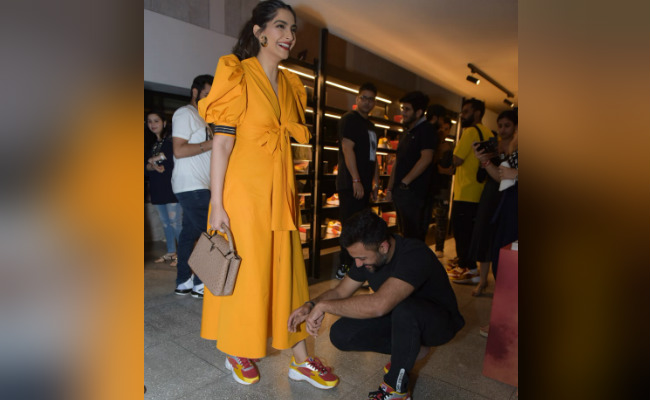 'Is Sonam Kapoor Pregnant?': Internet's Reaction To Anand Ahuja Tying Shoelaces For Her