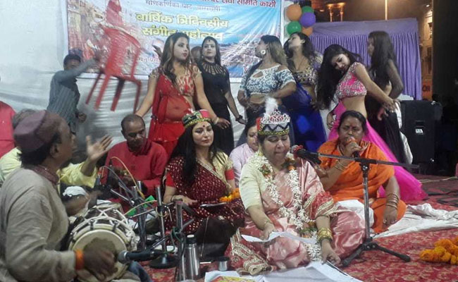 धधकती चिताओ के बीच सजी नगर वधुओं की महफ़िल