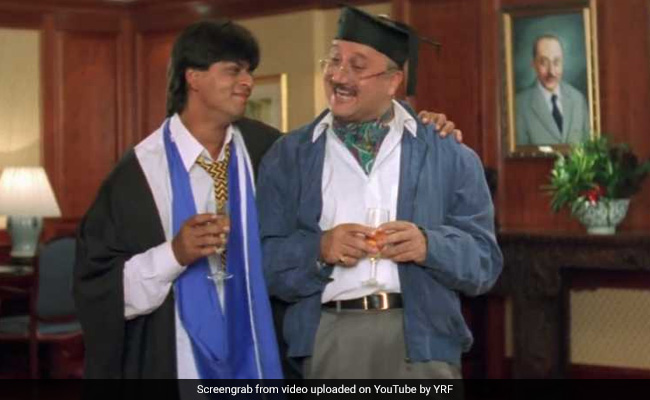 Shah Rukh Khan And Anupam Kher's Just-Like-That Chat Proves They're Still Raj And Pops From <I>DDLJ</i>