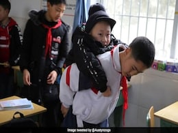 दोस्त हो तो ऐसा! सिर्फ 12 साल का लड़का अपने Best Friend को कंधे पर लाता है स्कूल, देखें VIDEO दोस्त हो तो ऐसा! सिर्फ 12 साल का लड़का अपने Best Friend को कंधे पर लाता है स्कूल, देखें VIDEO