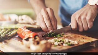 Benefits of Early Dinner: शाम 7 बजे से पहले खाना खाने से क्या होता है? फायदे जान आज से बना लेंगे आदत