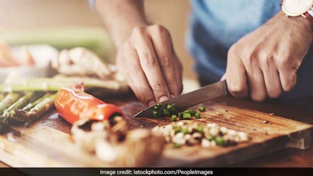 Weight loss: Early dinners can help in reducing insulin resistance, thus benefitting diabetics