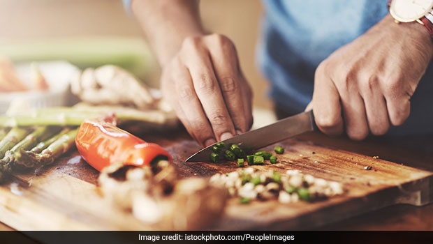 Weight loss: Early dinners can help in reducing insulin resistance, thus benefitting diabetics