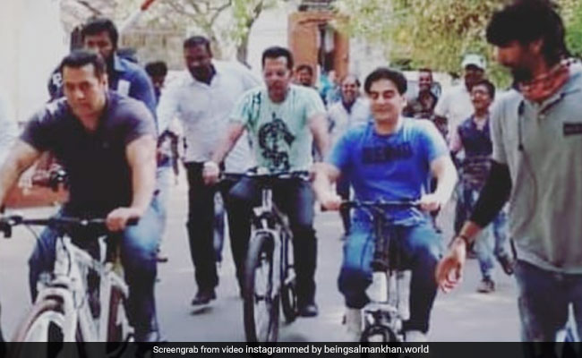 'दबंग' सलमान खान ने गलियों में चलाई साइकिल तो बच्चों ने यूं मचाया हुड़दंग- देखें Video
