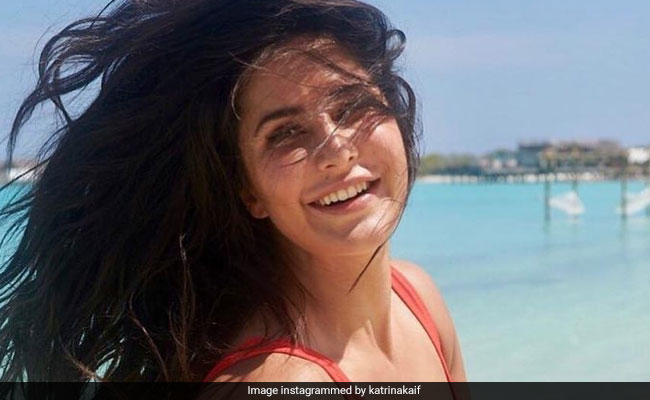 Katrina Kaif ने समुद्र किनारे कुछ इस अंदाज में की मस्ती, वायरल हुआ Video