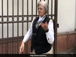 वरिष्ठ वकील इंदिरा जयसिंह और आनंद ग्रोवर के घर और दफ्तर पर CBI का छापा वरिष्ठ वकील इंदिरा जयसिंह और आनंद ग्रोवर के घर और दफ्तर पर CBI का छापा