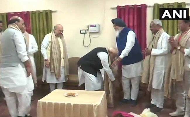 पीएम मोदी ने वाराणसी में नामांकन से पहले एनडीए के इस दिग्गज नेता के छुए पैर, लिया आशीर्वाद