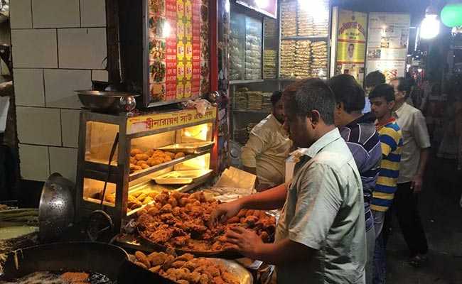 Over "<i>Chai And Pakodas</i>", People In Kolkata Talk Politics, Jobs