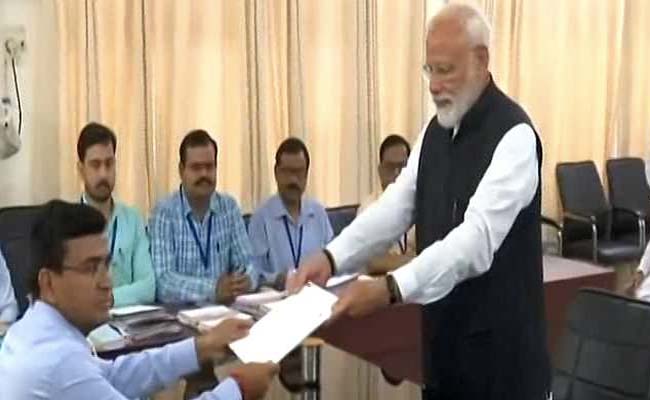 प्रधानमंत्री मोदी ने वाराणसी लोकसभा सीट से भरा पर्चा, प्रस्तावक के भी छुए पैर
