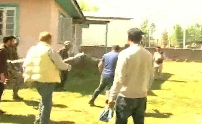 Watch: Mehbooba Mufti Backers Bash National Conference Worker On Poll Day Watch: Mehbooba Mufti Backers Bash National Conference Worker On Poll Day