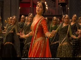 Tabaah Ho Gaye Kalank Song: माधुरी दीक्षित ने 'तबाह हो गए' सॉन्ग पर दिखाई ऐसी अदाएं, Video हो गया वायरल Tabaah Ho Gaye Kalank Song: माधुरी दीक्षित ने 'तबाह हो गए' सॉन्ग पर दिखाई ऐसी अदाएं, Video हो गया वायरल