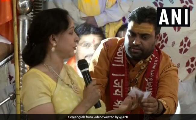 हेमा मालिनी से लोगों ने कहा 'बंदरों से बचाओ' तो ड्रीमगर्ल बोलीं- फ्रूटी-समोसे ने बिगाड़ी उनकी आदत...Video