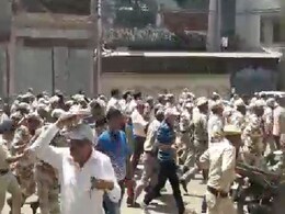 दिल्लीः मायापुरी में सीलिंग को लेकर बवाल, पुलिस को दौड़ाया, पथराव होने पर लाठीचार्ज दिल्लीः मायापुरी में सीलिंग को लेकर बवाल, पुलिस को दौड़ाया, पथराव होने पर लाठीचार्ज