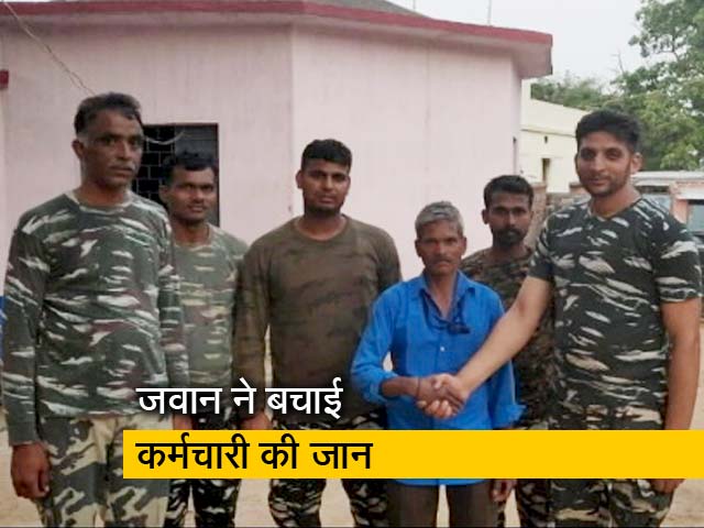 CRPF जवान ने मतदान कर्मी को 3 किमी कंधे पर लादकर पहुंचाया अस्पताल, तब बची जान