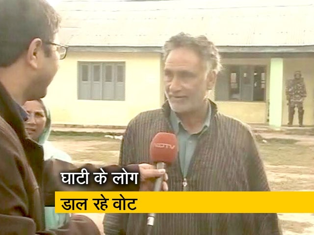 घाटी में बहिष्कार का नहीं है असर, लोग डालने आ रहे वोट