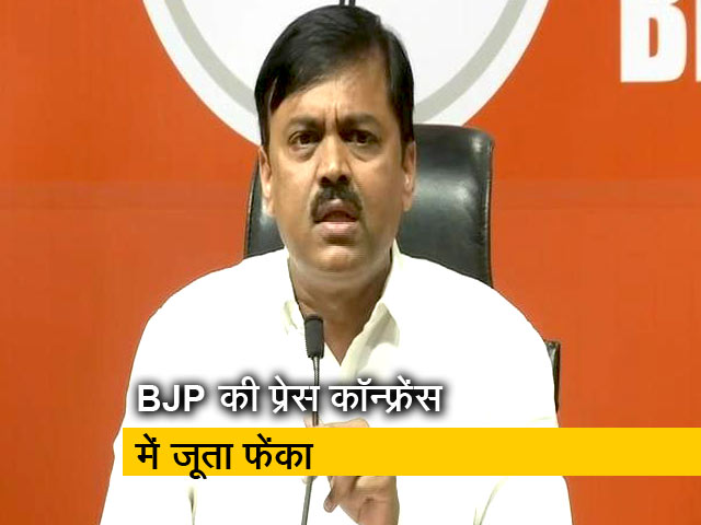 जीवीएल नरसिंहा पर फेंका गया जूता