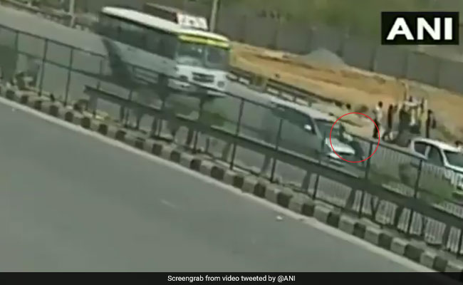 "Even Cops Don't Stop Me": Gurgaon Driver Drags Toll Staff 6 Km On Bonnet