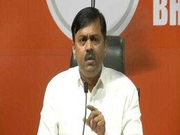 दिल्ली: बीजेपी मुख्यालय में प्रेस कांफ्रेंस के दौरान जीवीएल नरसिम्हा राव पर फेंका गया जूता, देखें- VIDEO दिल्ली: बीजेपी मुख्यालय में प्रेस कांफ्रेंस के दौरान जीवीएल नरसिम्हा राव पर फेंका गया जूता, देखें- VIDEO