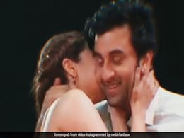 आलिया भट्ट और रणबीर कपूर एक दूसरे को करने जा रहे थे Kiss, और फिर हुआ कुछ ऐसा...देखें Video आलिया भट्ट और रणबीर कपूर एक दूसरे को करने जा रहे थे Kiss, और फिर हुआ कुछ ऐसा...देखें Video