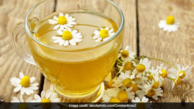 Chamomile tea relaxes the mind and improves sleep quality