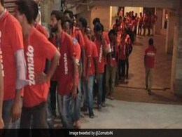 डिलिवरी बॉय निकला मुस्लिम तो कस्टमर ने कैंसल किया ऑर्डर, बोला- 'किसी हिंदू को भेजो...' मिला ऐसा करारा जवाब डिलिवरी बॉय निकला मुस्लिम तो कस्टमर ने कैंसल किया ऑर्डर, बोला- 'किसी हिंदू को भेजो...' मिला ऐसा करारा जवाब