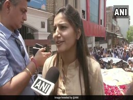 सपना चौधरी का बीजेपी रोड शो में दिखा जलवा, मनोज तिवारी संग दिल्ली के सड़कों पर यूं छाईं- देखें Pics सपना चौधरी का बीजेपी रोड शो में दिखा जलवा, मनोज तिवारी संग दिल्ली के सड़कों पर यूं छाईं- देखें Pics