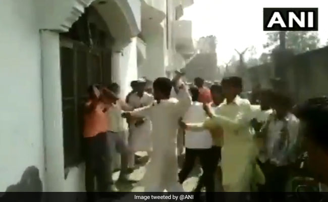 कांग्रेस उम्मीदवार की बिरयानी पार्टी में टूट पड़े समर्थक, जमकर चले लाठी-डंडे, देखें वायरल VIDEO