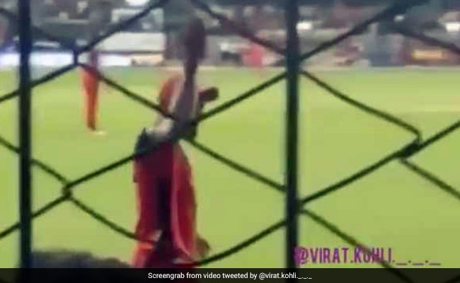 IPL 2019: विराट कोहली ने बाउंड्री पर लोगों से कही ऐसी बात, स्टेडियम में जमकर मचने लगा हंगामा, देखें VIDEO