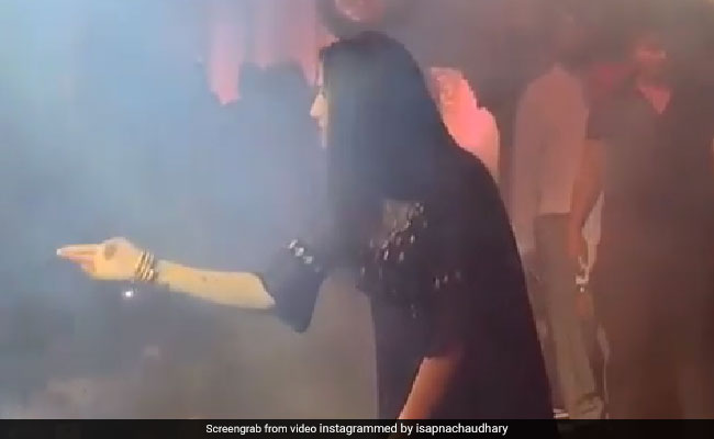 सपना चौधरी ने स्टेज पर लगाए जमकर ठुमके, हरियाणवी छोरी का Video हुआ वायरल