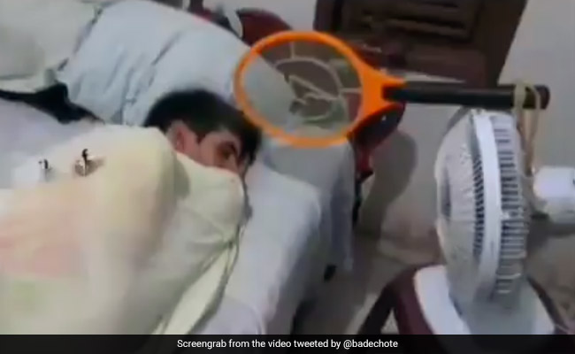 मच्छरों से बचने के लिए लगाया जुगाड़, टेबल फैन में Mosquito Bat लगाकर किया ऐसा, देखें VIDEO