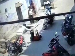 पहले बहस हुई और फिर अचानक जमीन पर पटक कुल्हाड़ी से कर दिया हमला पहले बहस हुई और फिर अचानक जमीन पर पटक कुल्हाड़ी से कर दिया हमला