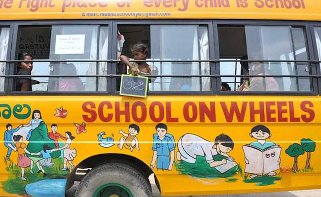 सड़क किनारे खड़े ट्रक से टकराई स्कूल बस, प्रिंसिपल और एक छात्रा की मौत, 20 से ज्यादा घायल
