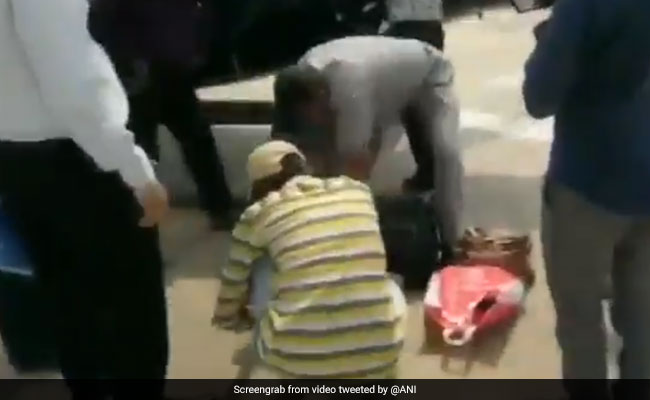 कर्नाटक में  चुनाव आयोग की टीम ने हेलीपैड पर ही बीएस येदियुरप्पा के सामान की ली तलाशी