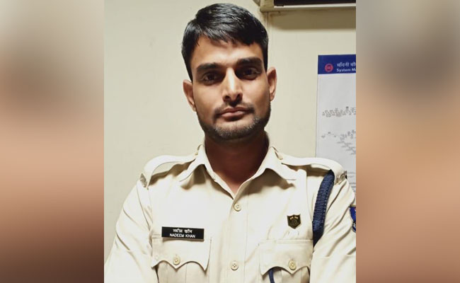 दिल्ली के चांदनी चौक मेट्रो स्टेशन से CRPF की वर्दी पहने संदिग्ध हिरासत में, 2 सवालों में ही फंसा
