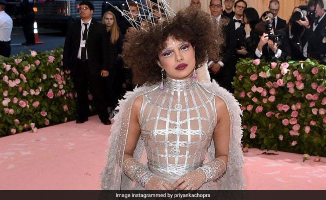 Priyanka Chopra Humming <i>Choli Ke Peeche</i> Is How You Give The Met Gala A Bollywood Twist