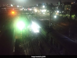 Mumbai Local Train Derails After Short Circuit Sighted, Services Affected Mumbai Local Train Derails After Short Circuit Sighted, Services Affected