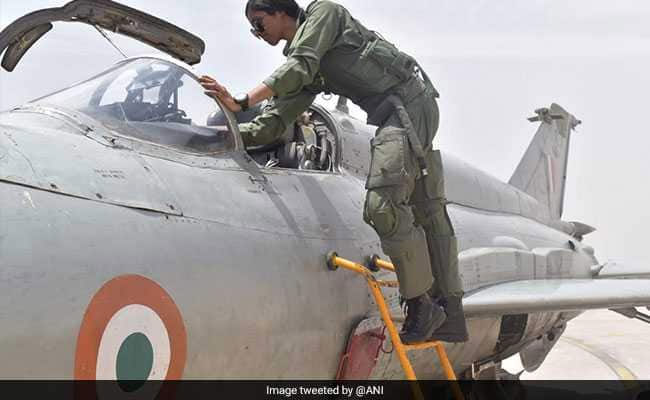 फ्लाइंग ऑफिसर भावना कंठ ने रचा इतिहास, बनीं फाइटर प्लेन MiG-21 उड़ाने वाली पहली महिला