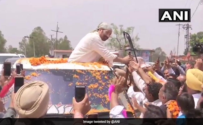 सनी देओल कर रहे थे रोड शो, अचानक अनजान महिला ने कर लिया Kiss- वायरल हुआ Video