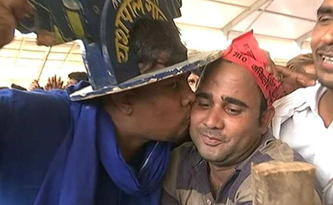 General Elections 2019: With A Kiss And A Selfie, Samajwadi, BSP Bond At Gathbandhan Rally