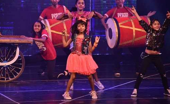 Seen These Viral Pics Of Aaradhya Bachchan Performing At Shiamak Davar's Dance Event?