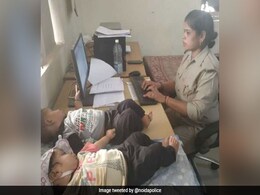 वर्दी की जिम्मेदारी संग जुड़वा बच्चों का भी फर्ज निभा रही हैं पुलिस कॉन्सटेबल, यूपी पुलिस ने कहा- 'ऐसी मां को सलाम...' वर्दी की जिम्मेदारी संग जुड़वा बच्चों का भी फर्ज निभा रही हैं पुलिस कॉन्सटेबल, यूपी पुलिस ने कहा- 'ऐसी मां को सलाम...'